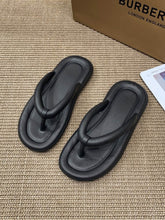 Chanclas casuales de playa con tacón plano y tejido con clip en color caramelo